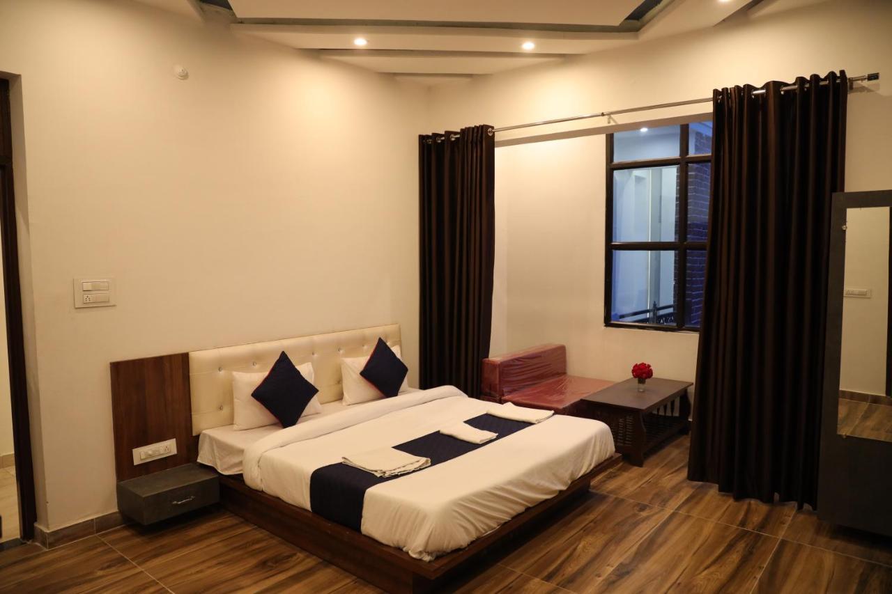 Winter Mountain Resort Pushkar Eksteriør billede
