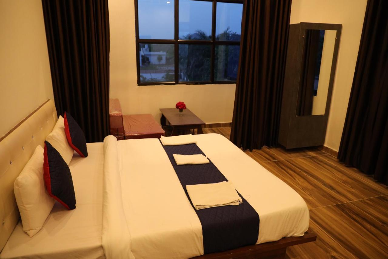Winter Mountain Resort Pushkar Eksteriør billede